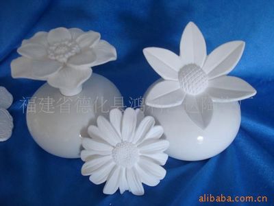 融合藝術與實用 陶瓷、樹脂與石膏熏香座的美學與工藝探索